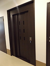 小型エレベーターの扉