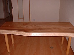 無垢材のテーブル